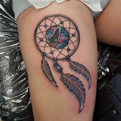  Tatouage attrape rêve avec au centre un loup qui hurle
